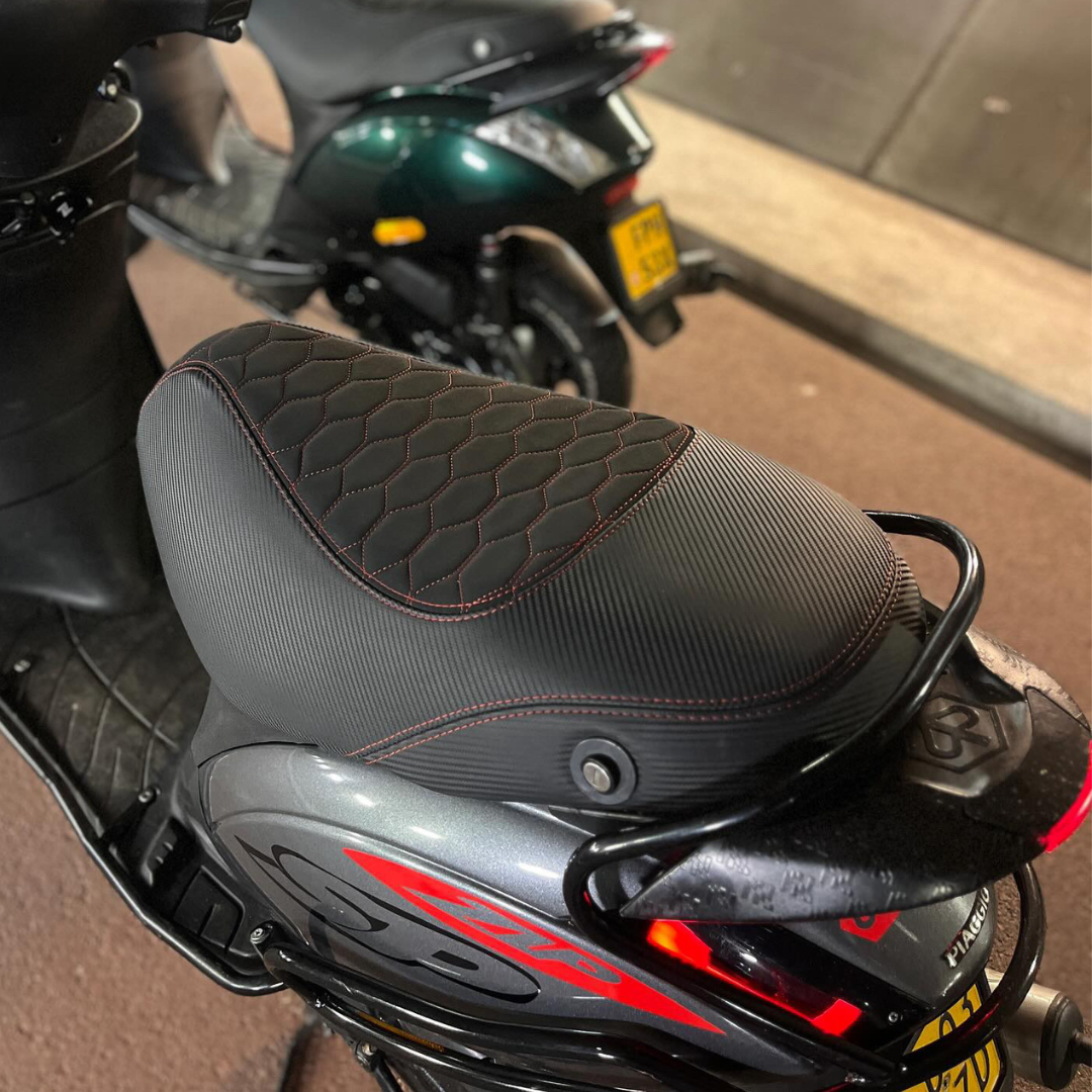 Zadelhoes Alcantara en Carbon Piaggio Zip Zwart/Rood Custom